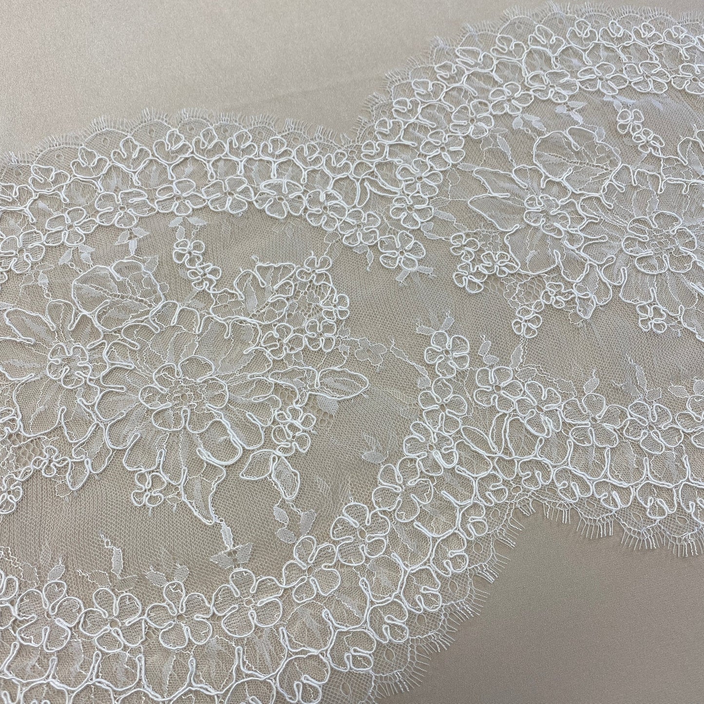 LIGHT IVORY FINE LACE TRIM